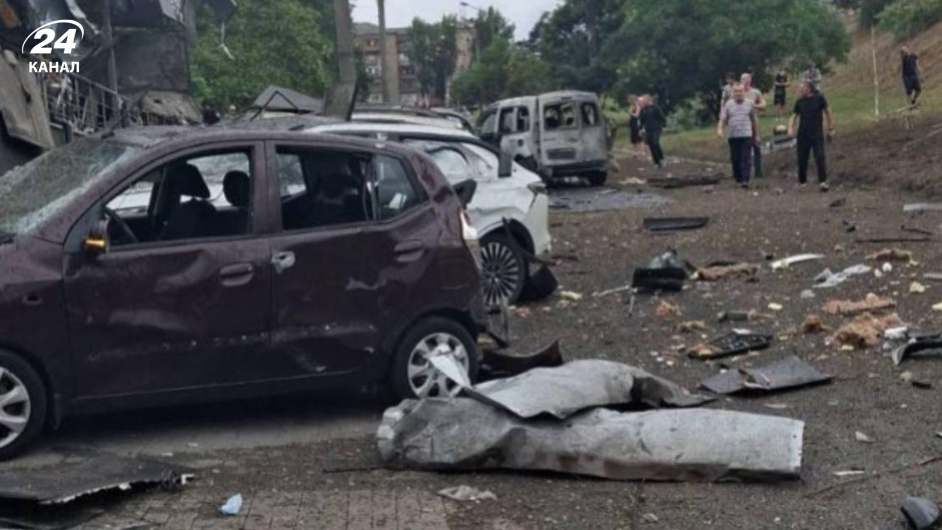 Россия ударила по многоэтажке в Запорожье: под завалами – люди
