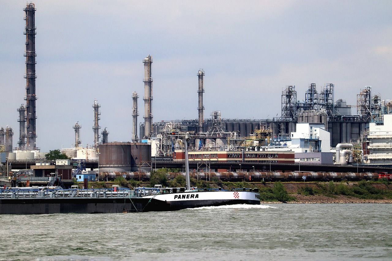 Нефтеперерабатывающие заводы США работают на пределе производительности