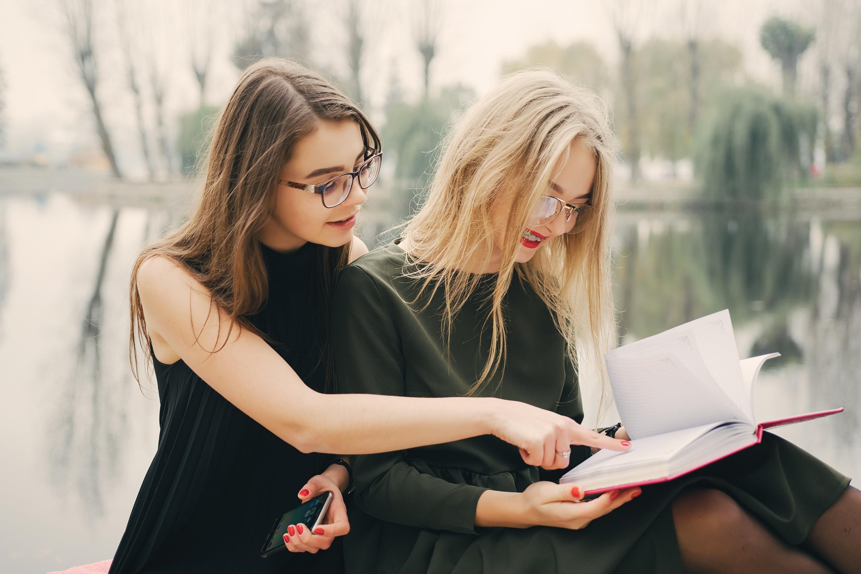 Дівчата з книгою