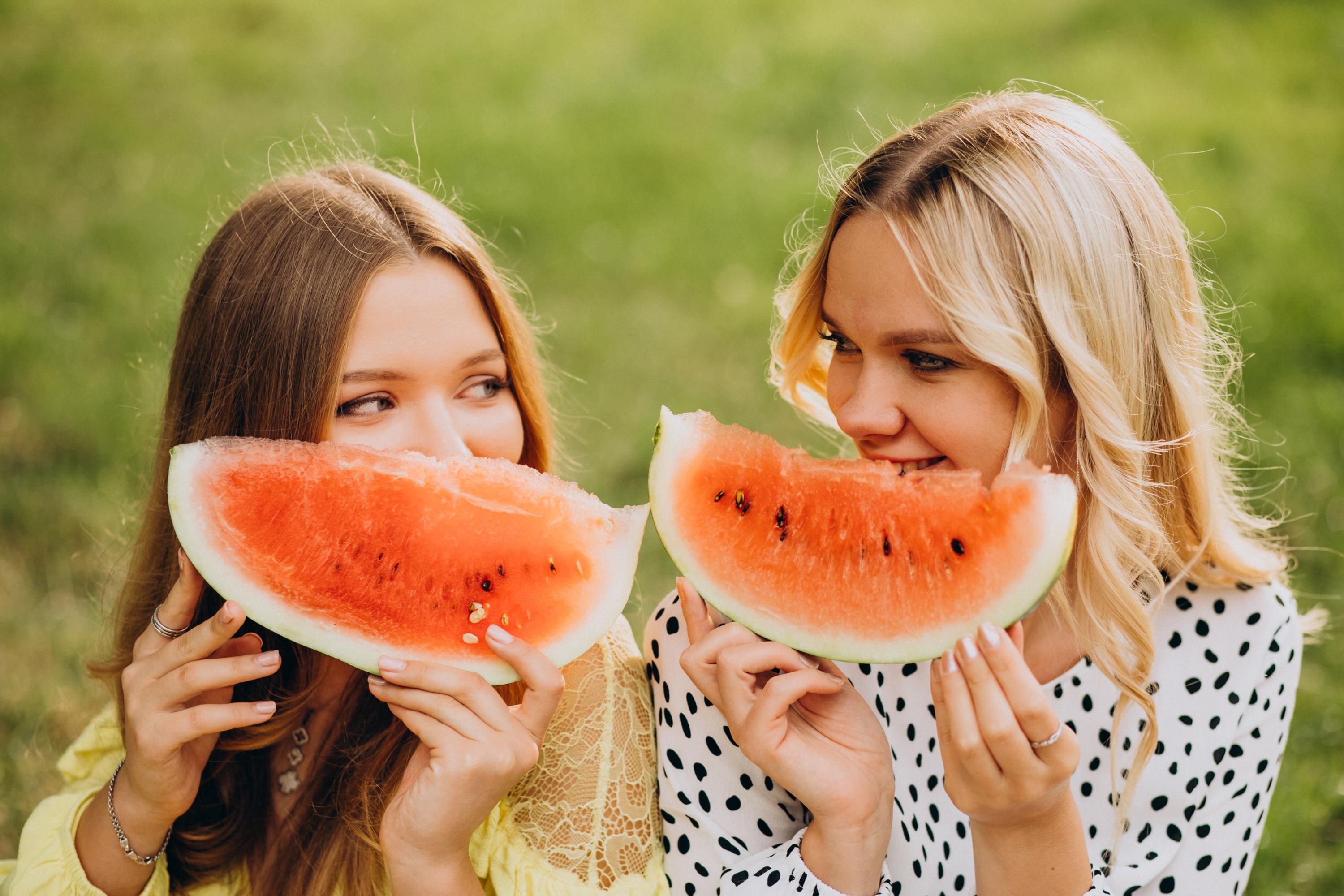 Дівчата зі скибками кавуна