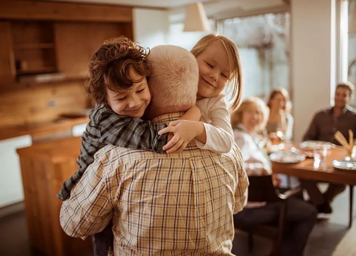 День бабусі та дідуся 2026: найтепліші привітання своїми словами, у віршах і листівках