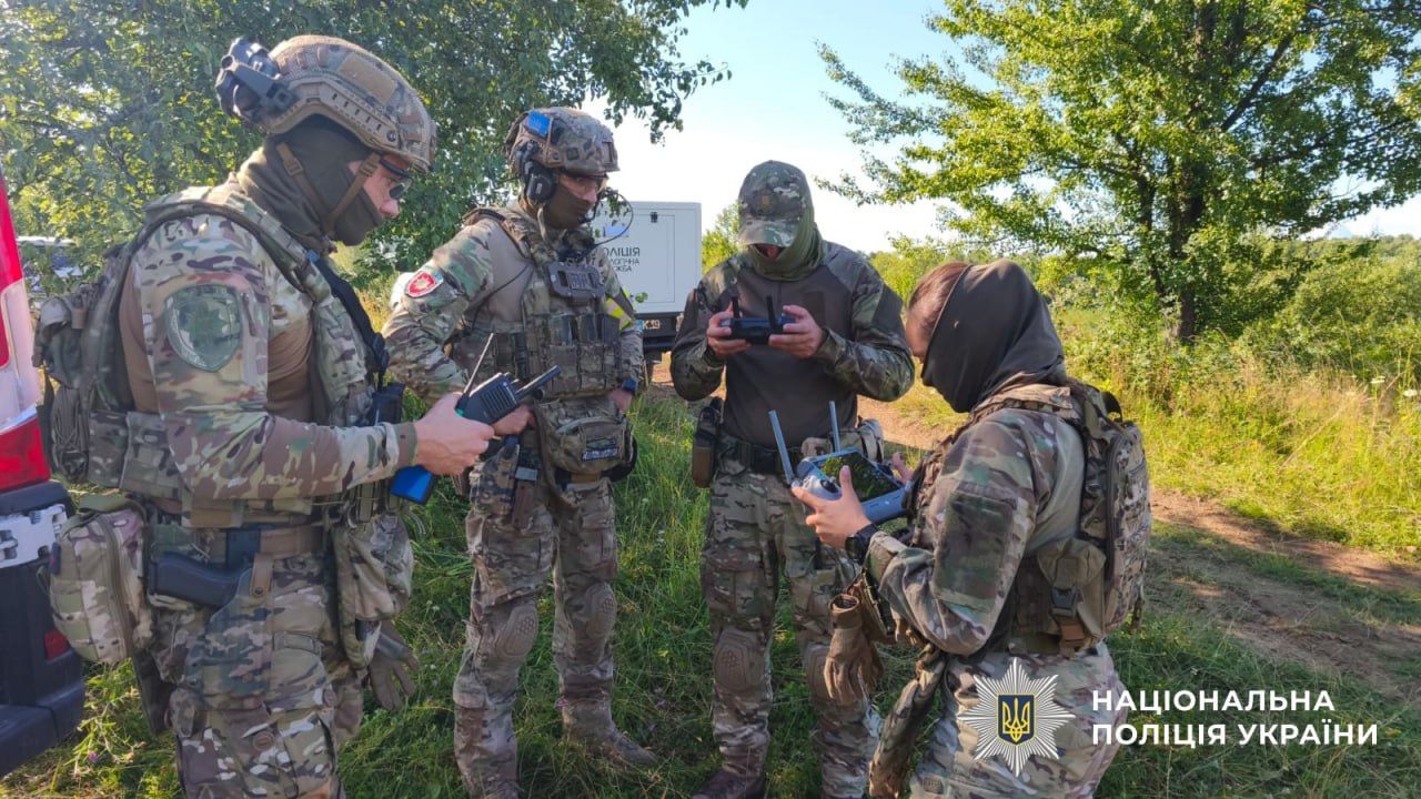 На Буковині чоловік стріляв у поліцейських: в області триває спецоперація