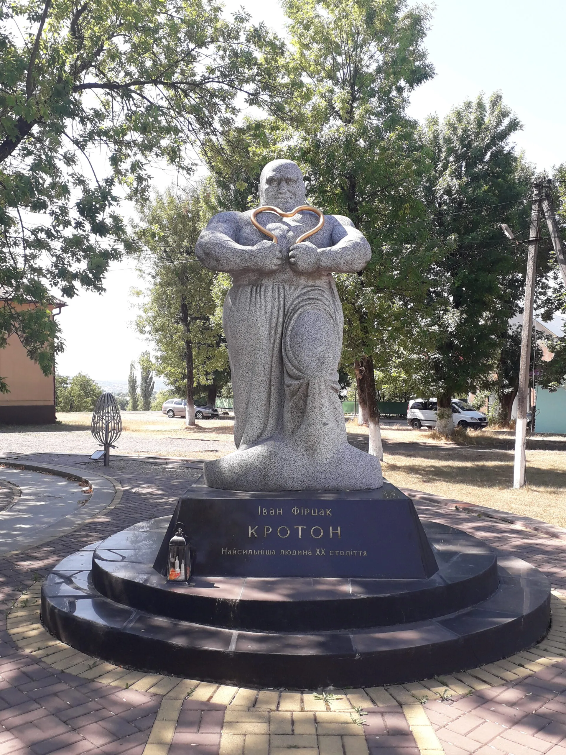 Скульптура Іванові Фірцаку-Кротону