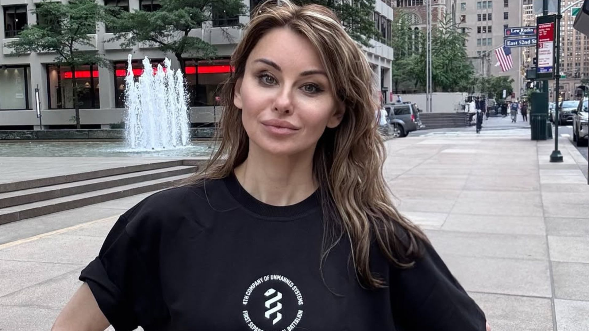 Оксана Лада в футболке Первого отдельного медицинского батальона Украины