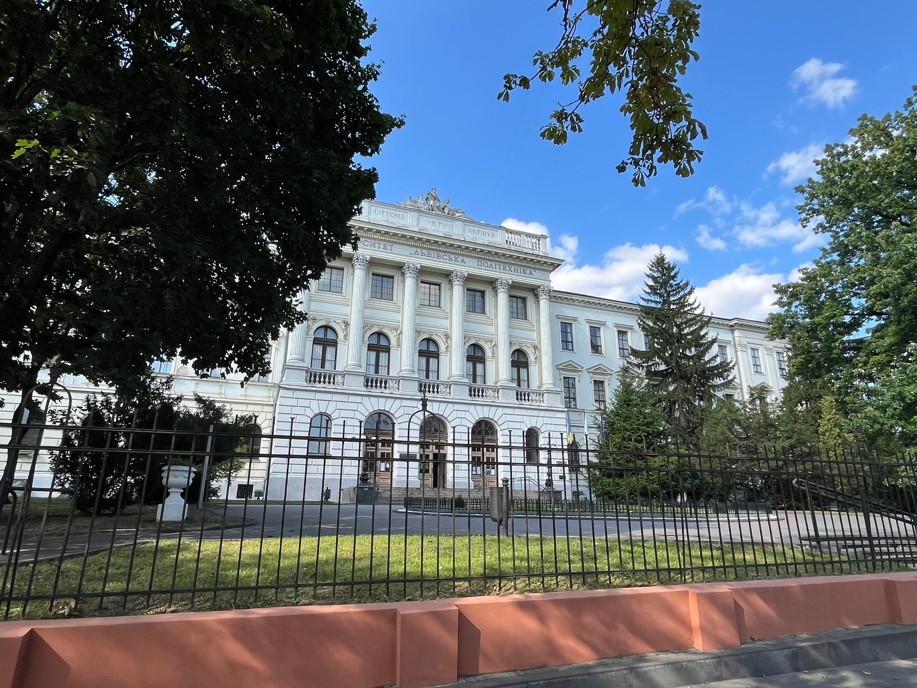 Эти украинские вузы получили больше заявлений от поступающих: кто лидирует