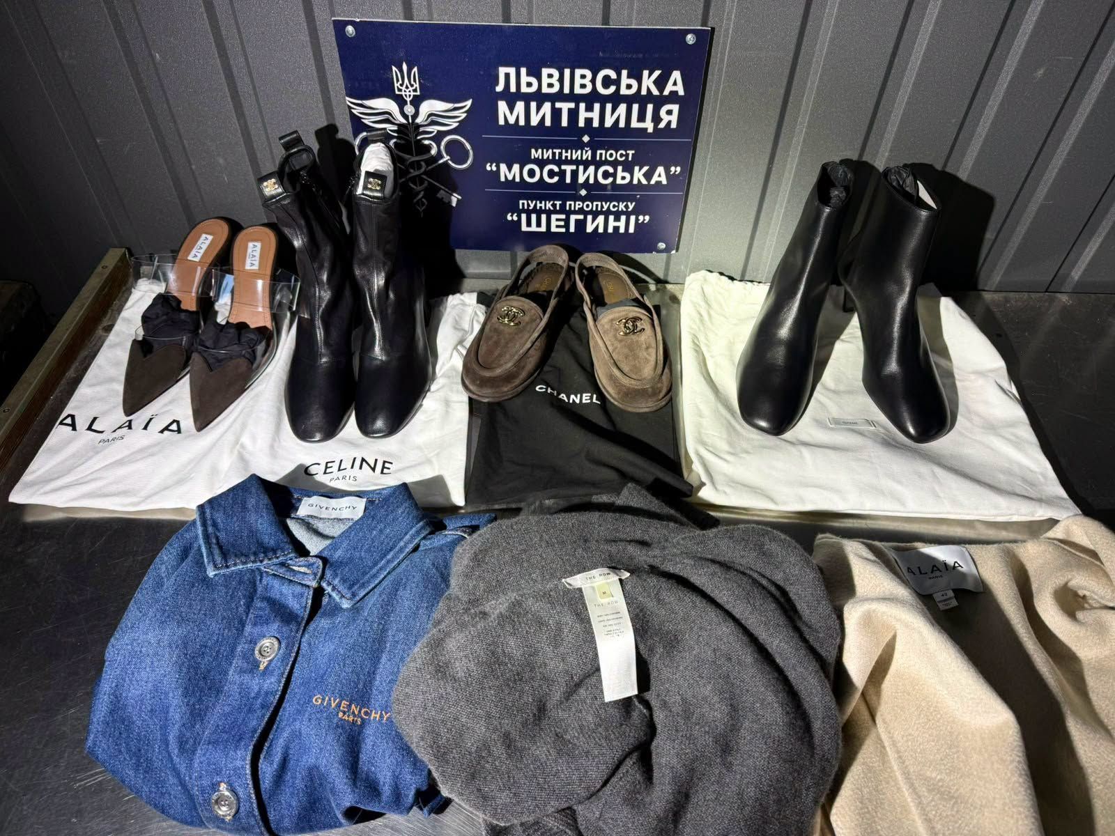 Незадекларированная брендовая одежда и обувь изъята на пункте пропуска