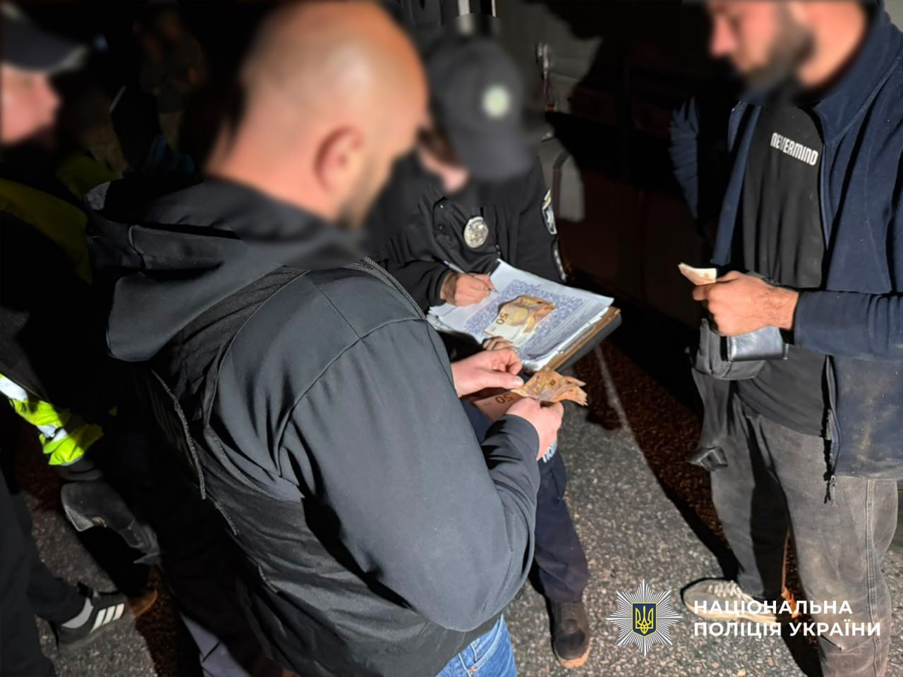 VIP-место в грузовике за 7,5 тысяч долларов: полиция пресекла попытку незаконного выезда из страны