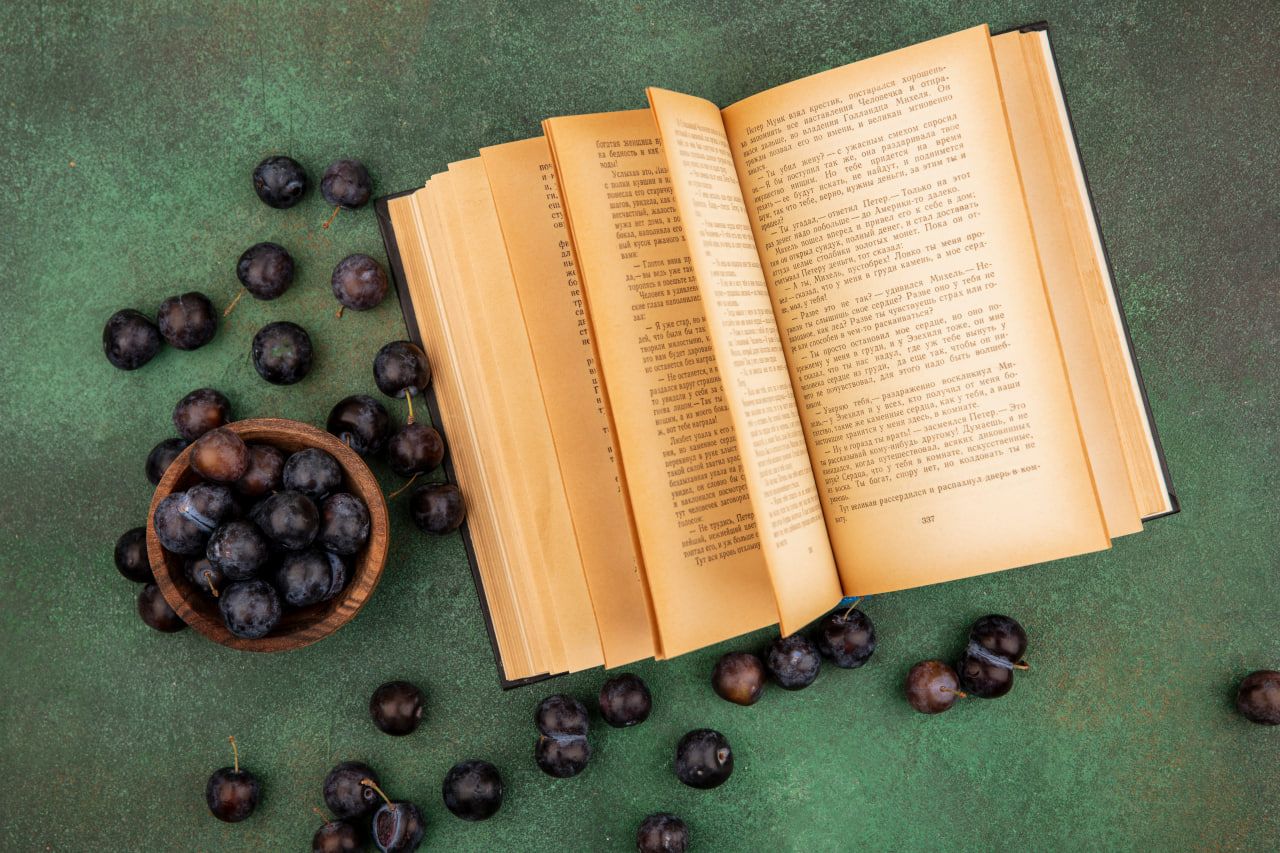 Книга на столе Книга на столе
