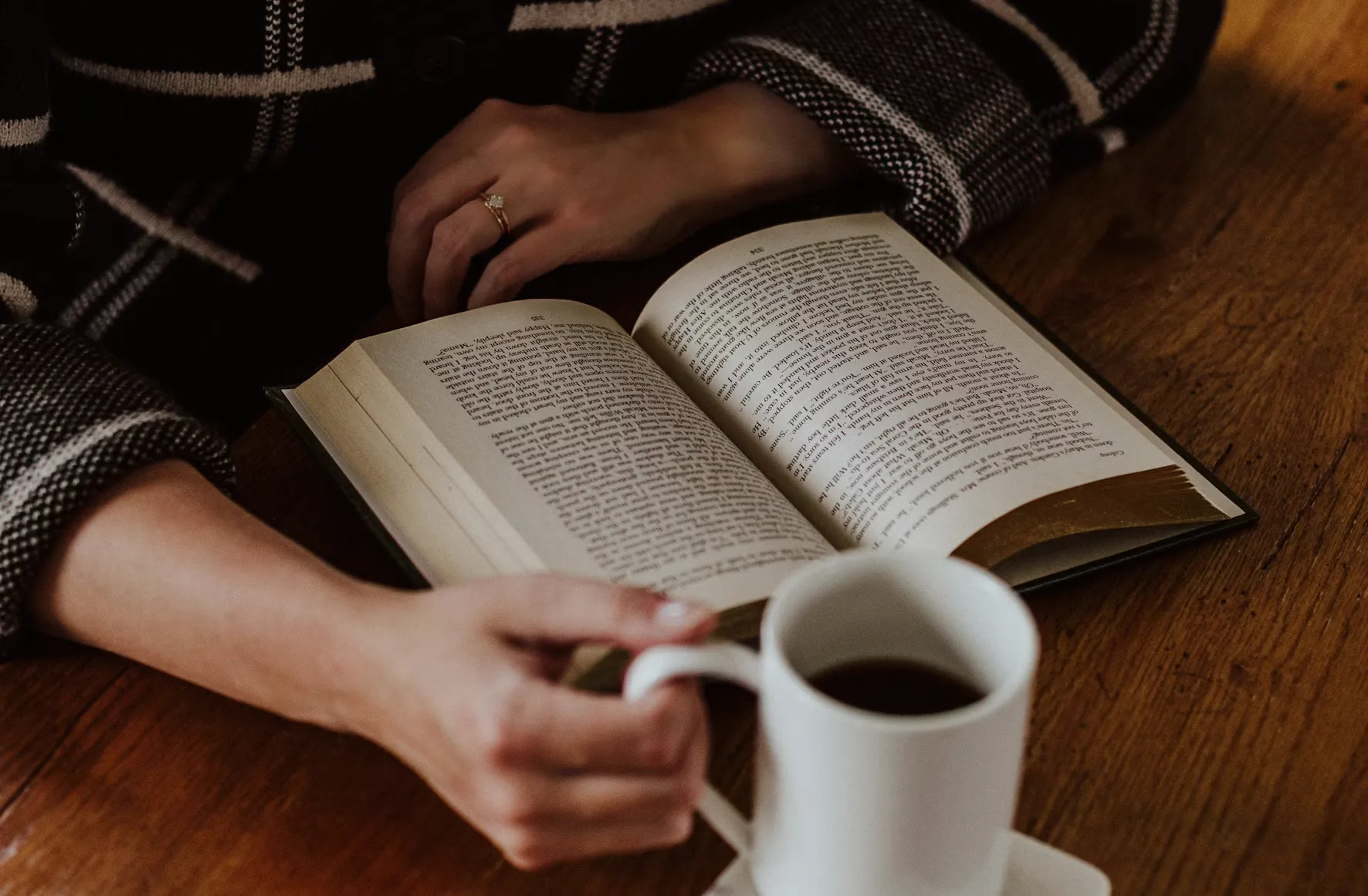 Людина читає книгу