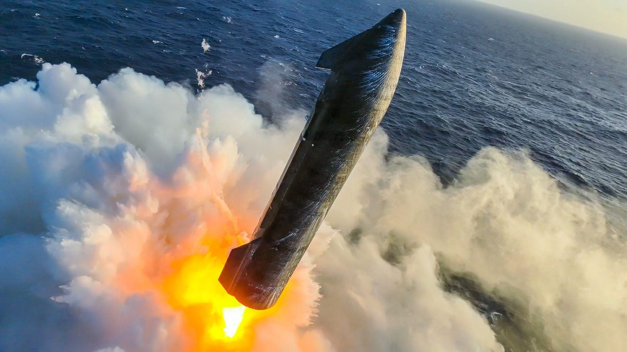 SpaceX показала видео мягкой посадки Starship в океан SpaceX показала видео мягкой посадки Starship в океан
