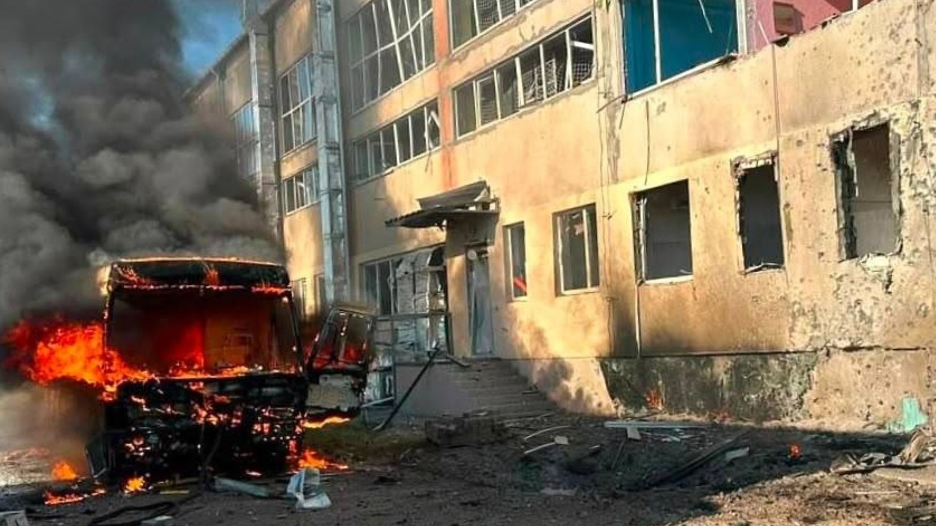 Россияне нанесли удар ракетой "Шахед" по школе в Николаеве
