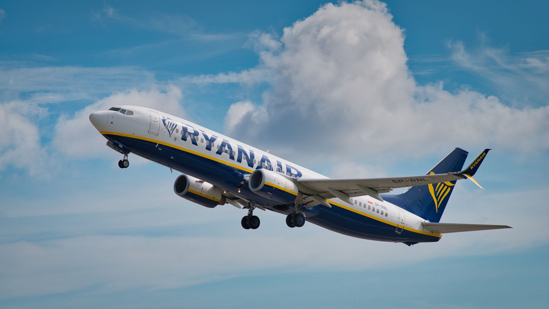 Самолет Ryanair в воздухе Самолет Ryanair в воздухе