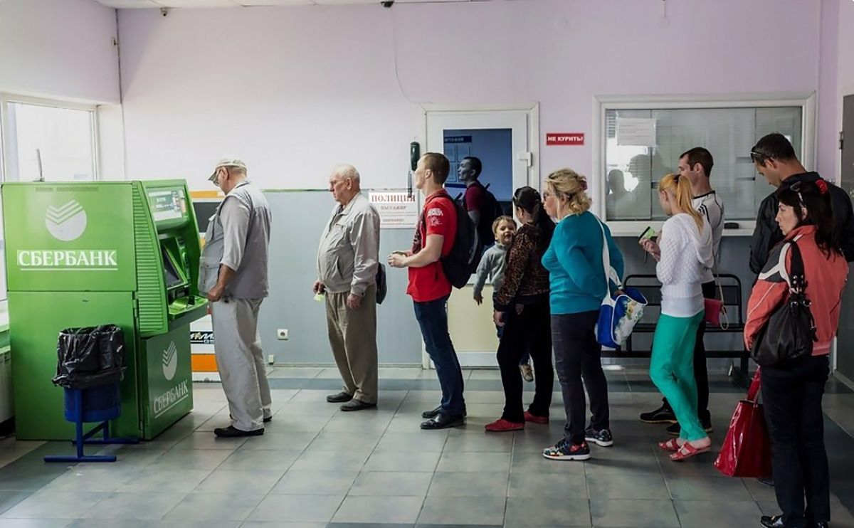 В России люди массово снимают свои сбережения