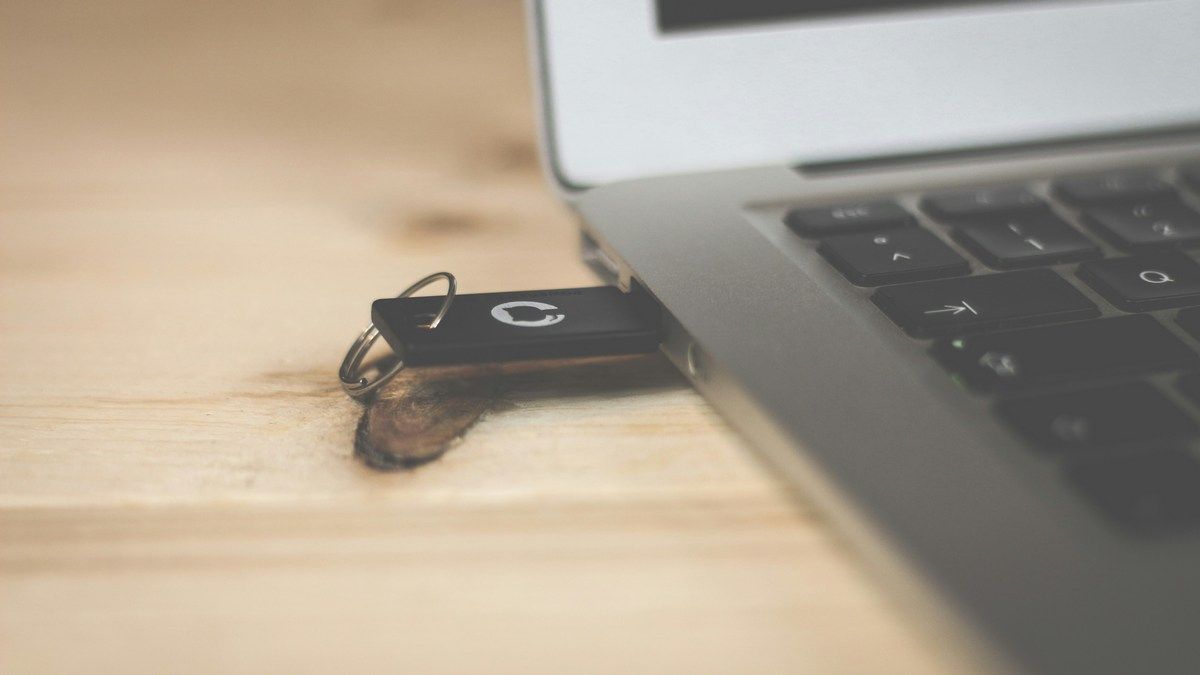 Забудьте про ватні палички: як правильно почистити USB-порти й не "вбити" материнську плату