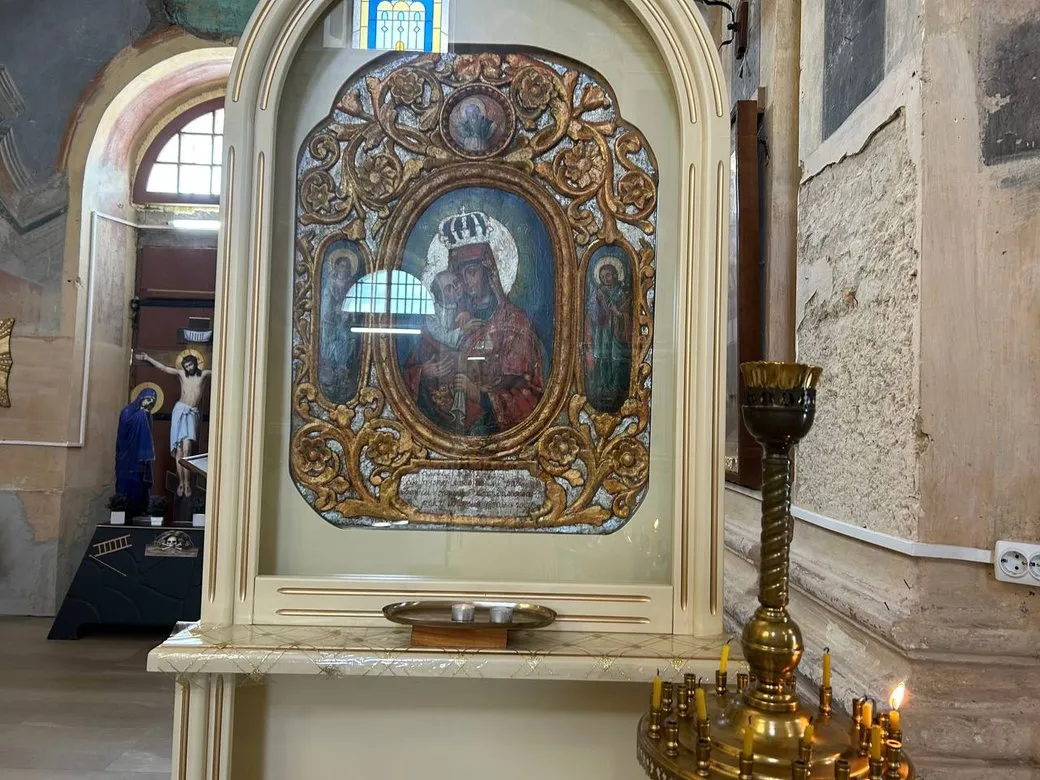 Копия иконы Почаевской Божьей Матери XVII века, хранящейся в церкви / фото “Суспильне” Копия иконы Почаевской Божьей Матери XVII века, хранящейся в церкви / фото “Суспильне”