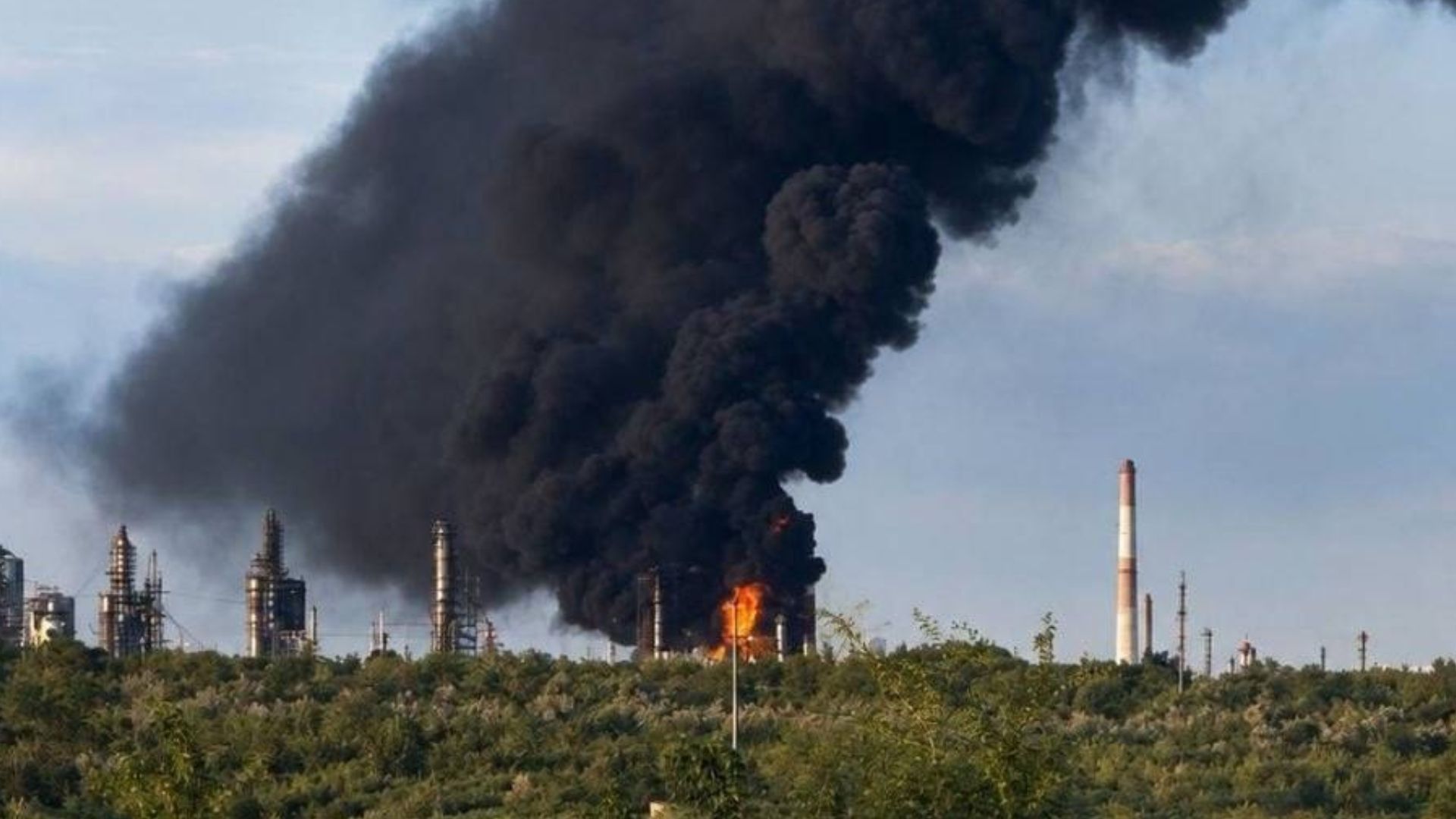 Сизранський НПЗ знову під ударом: на об'єкті спалахнула масштабна пожежа