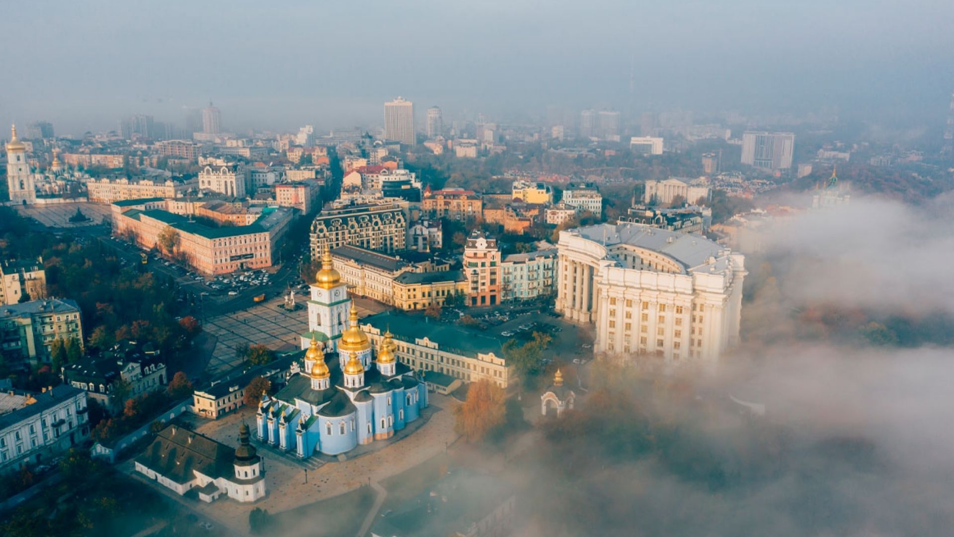 Червоний рівень небезпеки: Київ накрив густий смог через масштабні пожежі після російської атаки