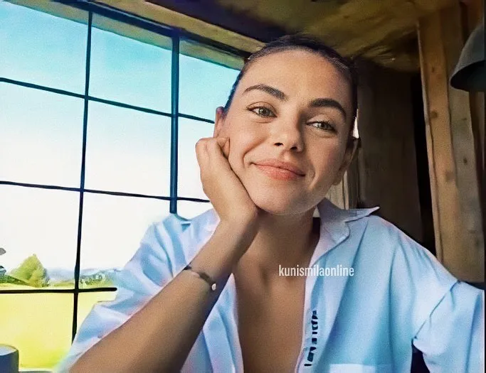 Міла Куніс у блакитній сорочці