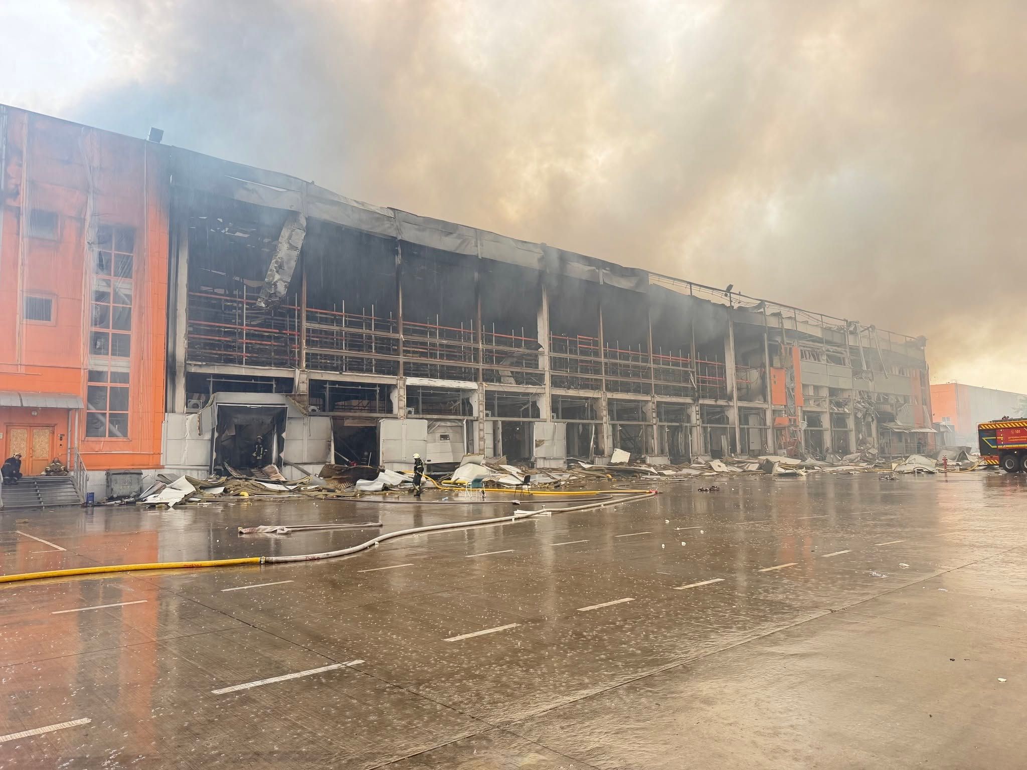 Склад компанії "Liqui Moly Ukraine" у Києві знищений внаслідок атаки Склад компанії "Liqui Moly Ukraine" у Києві знищений внаслідок атаки