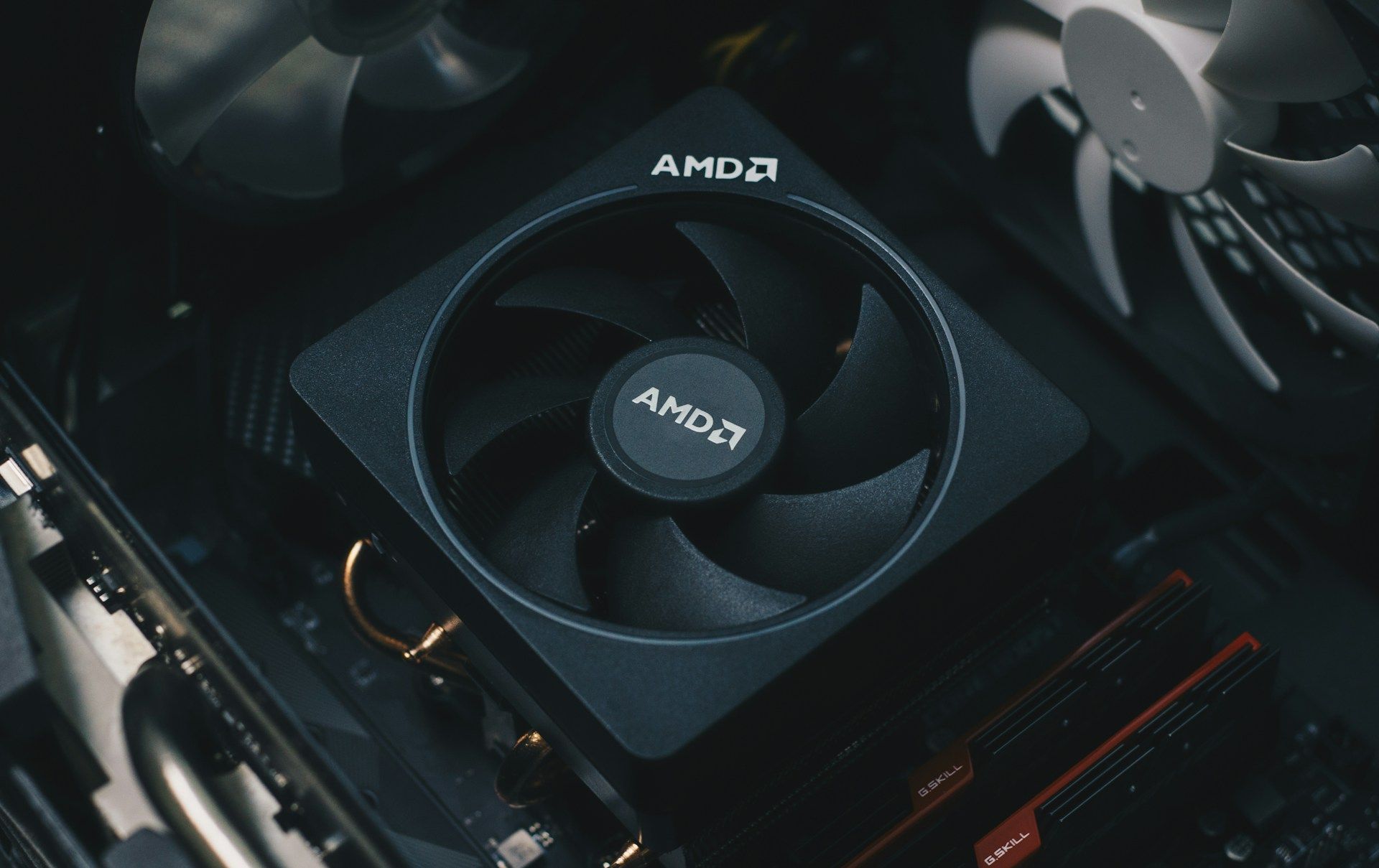 Почему резко упали акции AMD