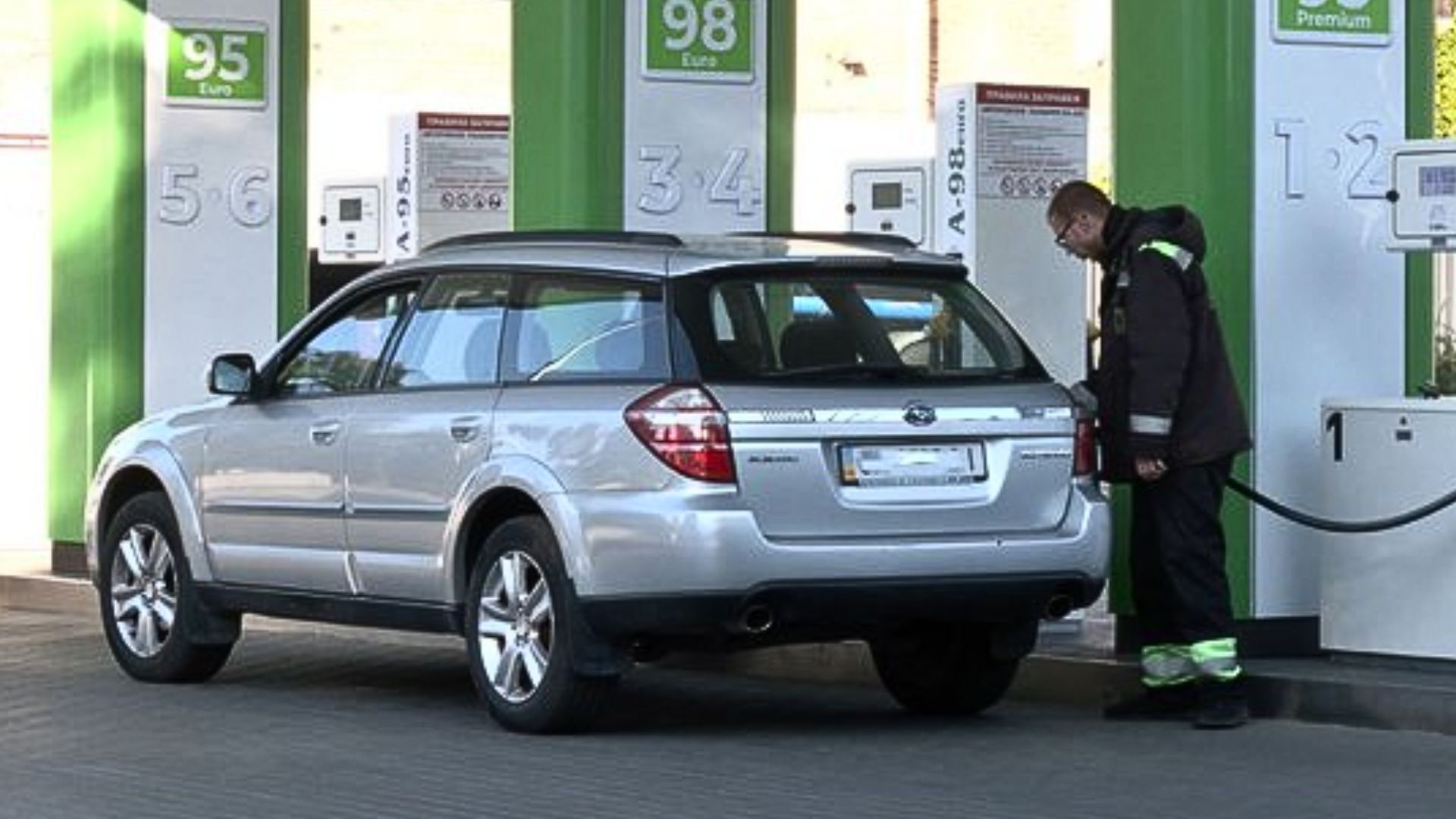Ціни на АЗС застигли: чи чекати подешевшання пального вже у серпні