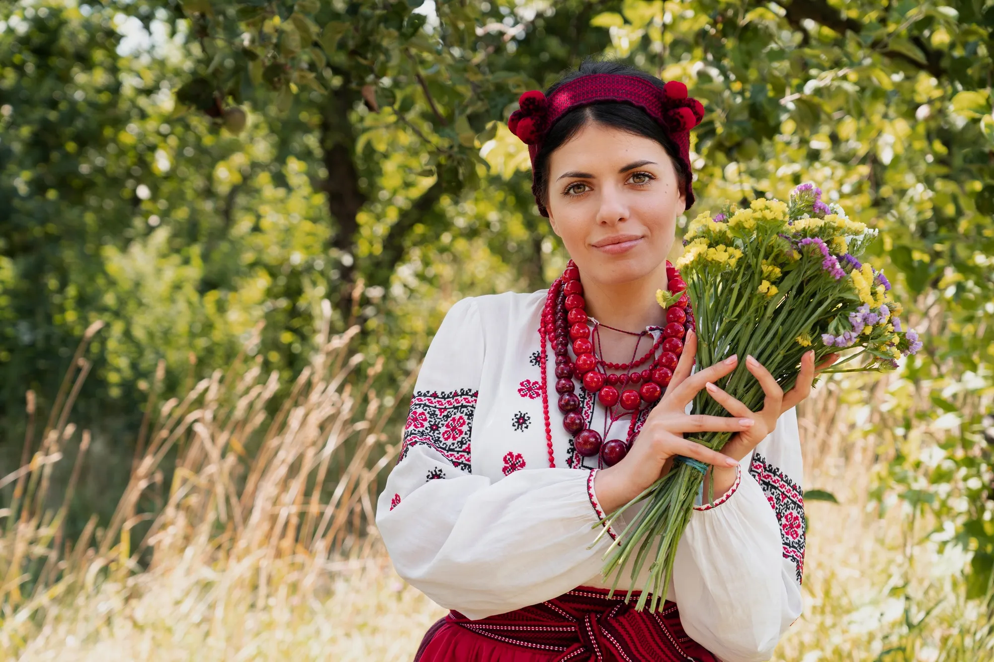 Дівчина в українському врбанні з квітами
