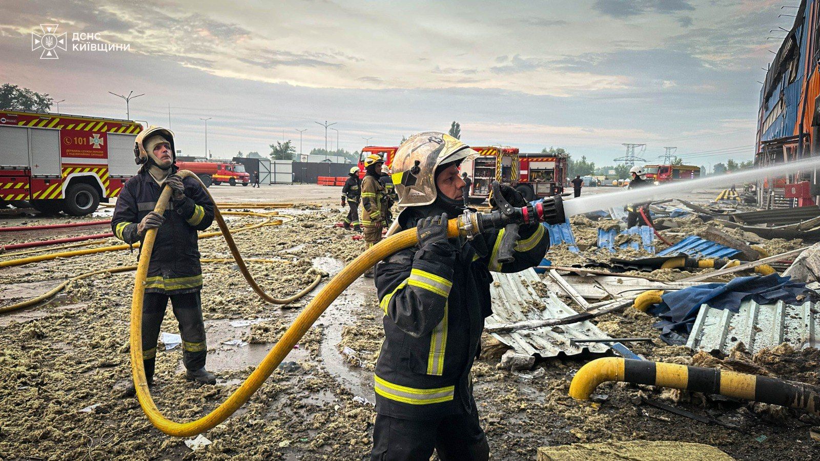 ДСНС ліквідовує наслідки російського удару ДСНС ліквідовує наслідки російського удару