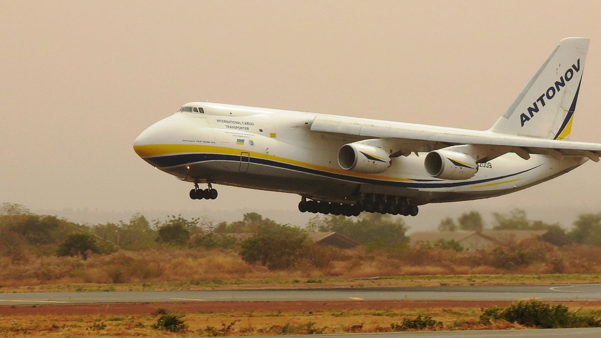 Дрон приземлився біля Ан-124 в Лейпцизі Дрон приземлився біля Ан-124 в Лейпцизі