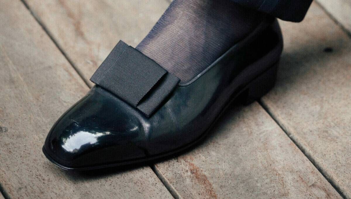 Чорні туфлі з бантом на пласкій підошві 