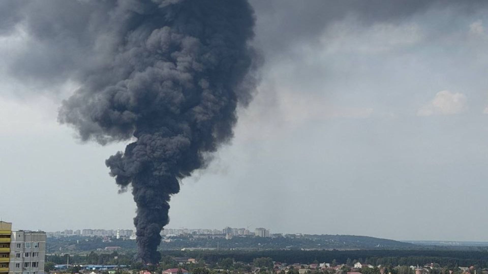 Після вибухів у Брянську спалахнула масштабна пожежа: ймовірно, горять склади