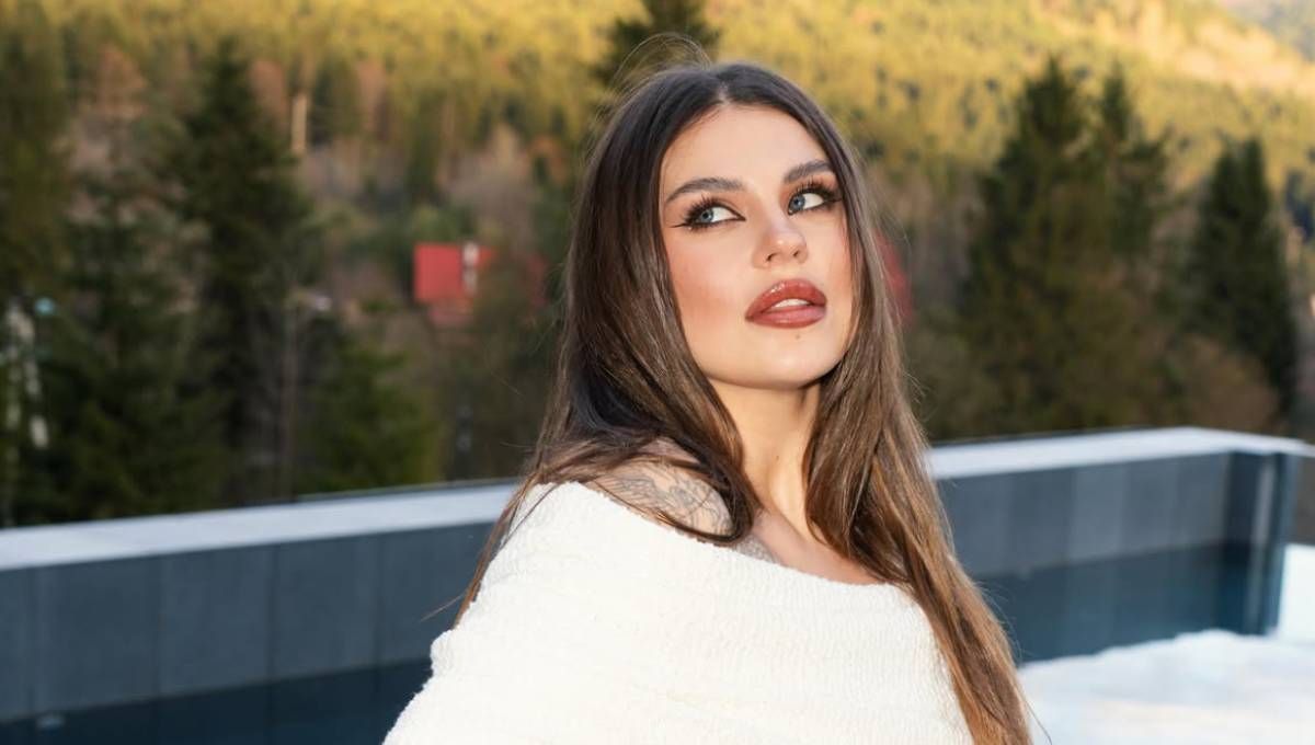Певица Саша Зарицкая с длинными прямыми волосами 