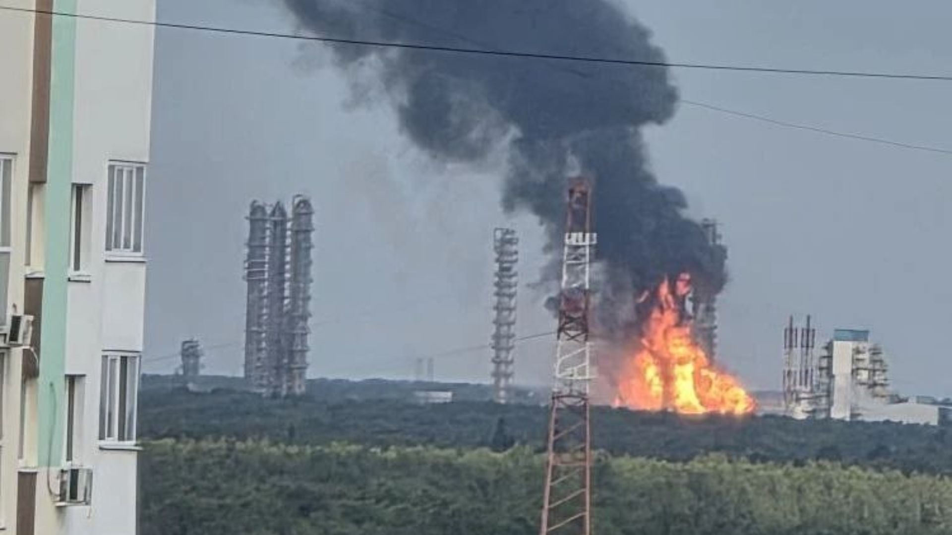 Украина нанесла удар по крупнейшему нефтехимическому комплексу в России