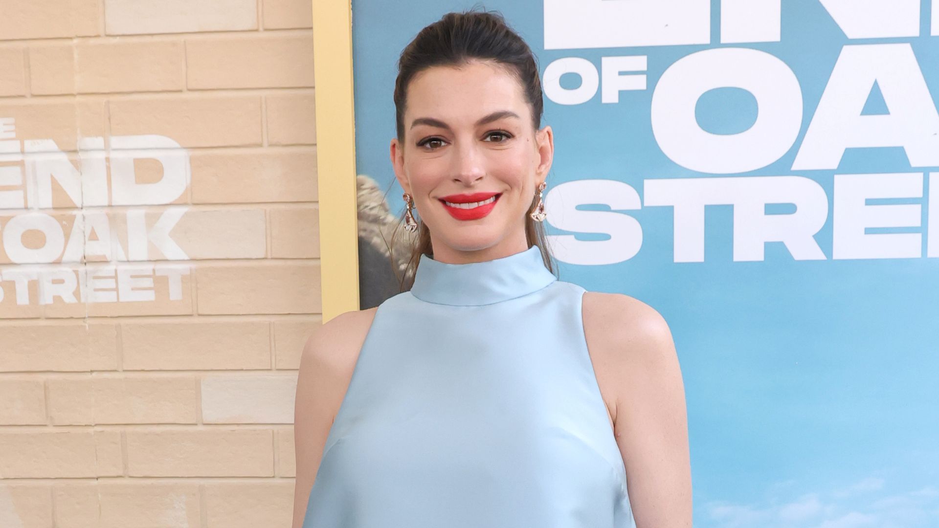 Энн Хэтэуэй продемонстрировала беременный живот на красной дорожке Энн Хэтэуэй продемонстрировала беременный живот на красной дорожке