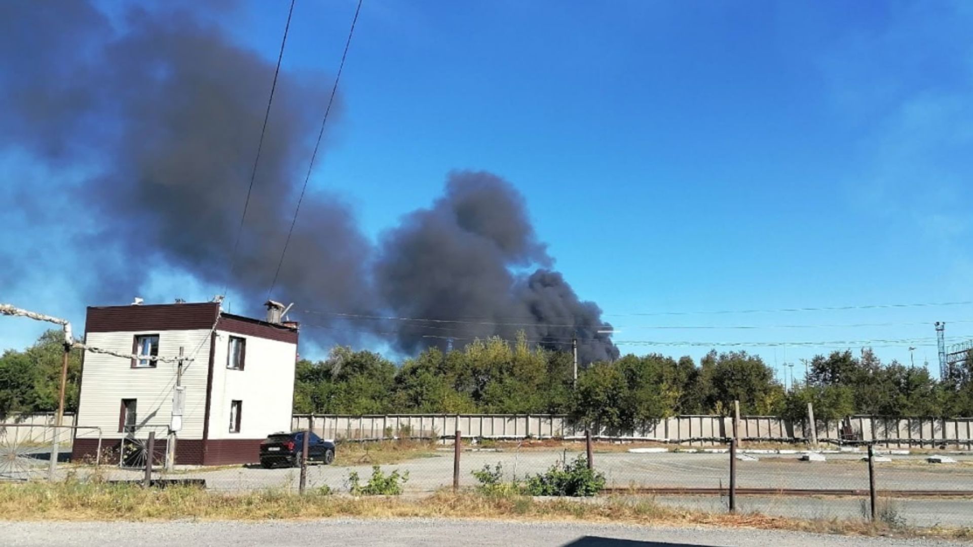 Более чем в 1900 километрах от Украины: в Орске после атаки горят НПЗ и механический завод