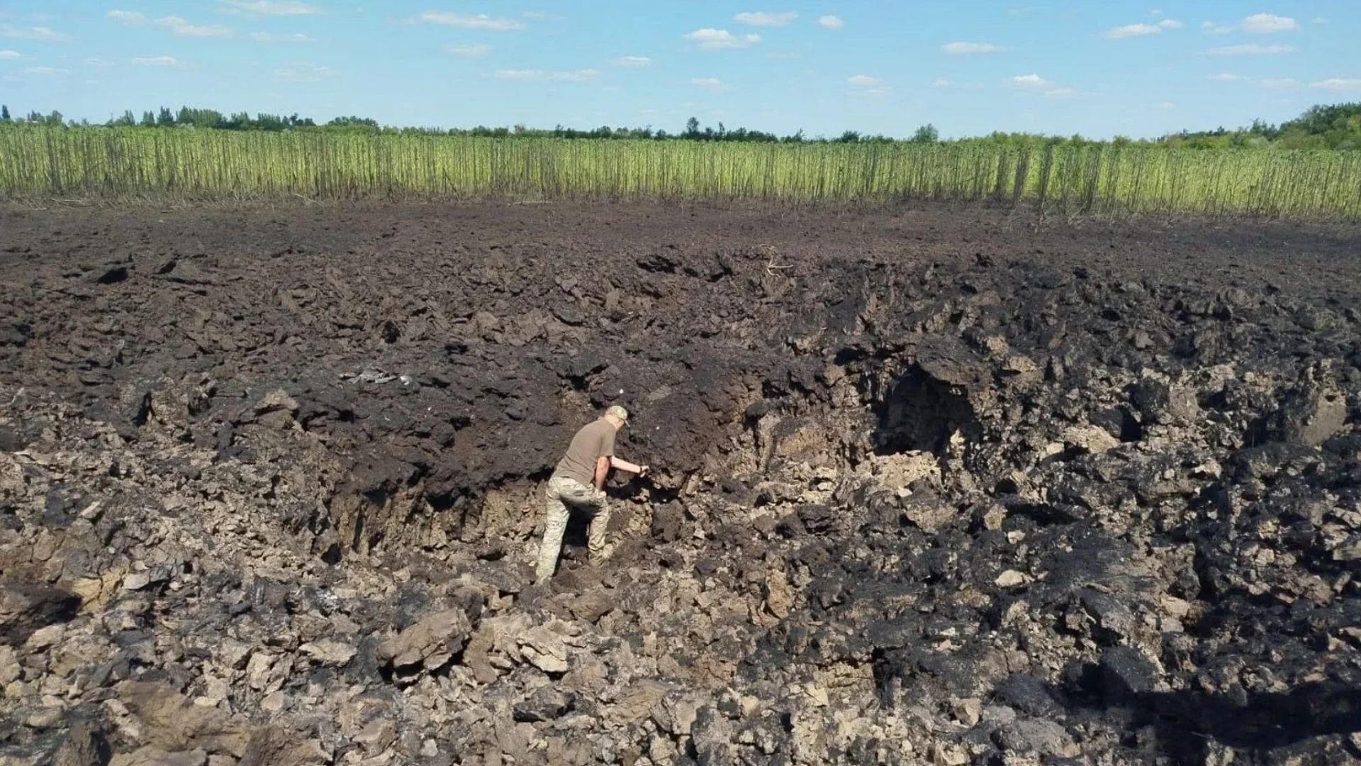 Вирва на місці падіння KN-23 поблизу Кривого Рогу Вирва на місці падіння KN-23 поблизу Кривого Рогу