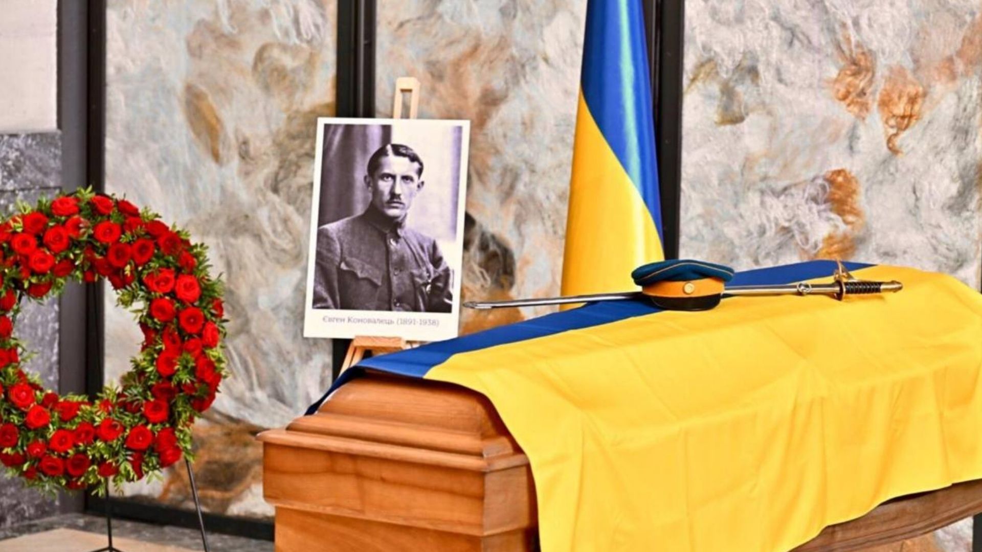 Евгений Коновалец возвращается в Украину: в Роттердаме эксгумировали его останки
