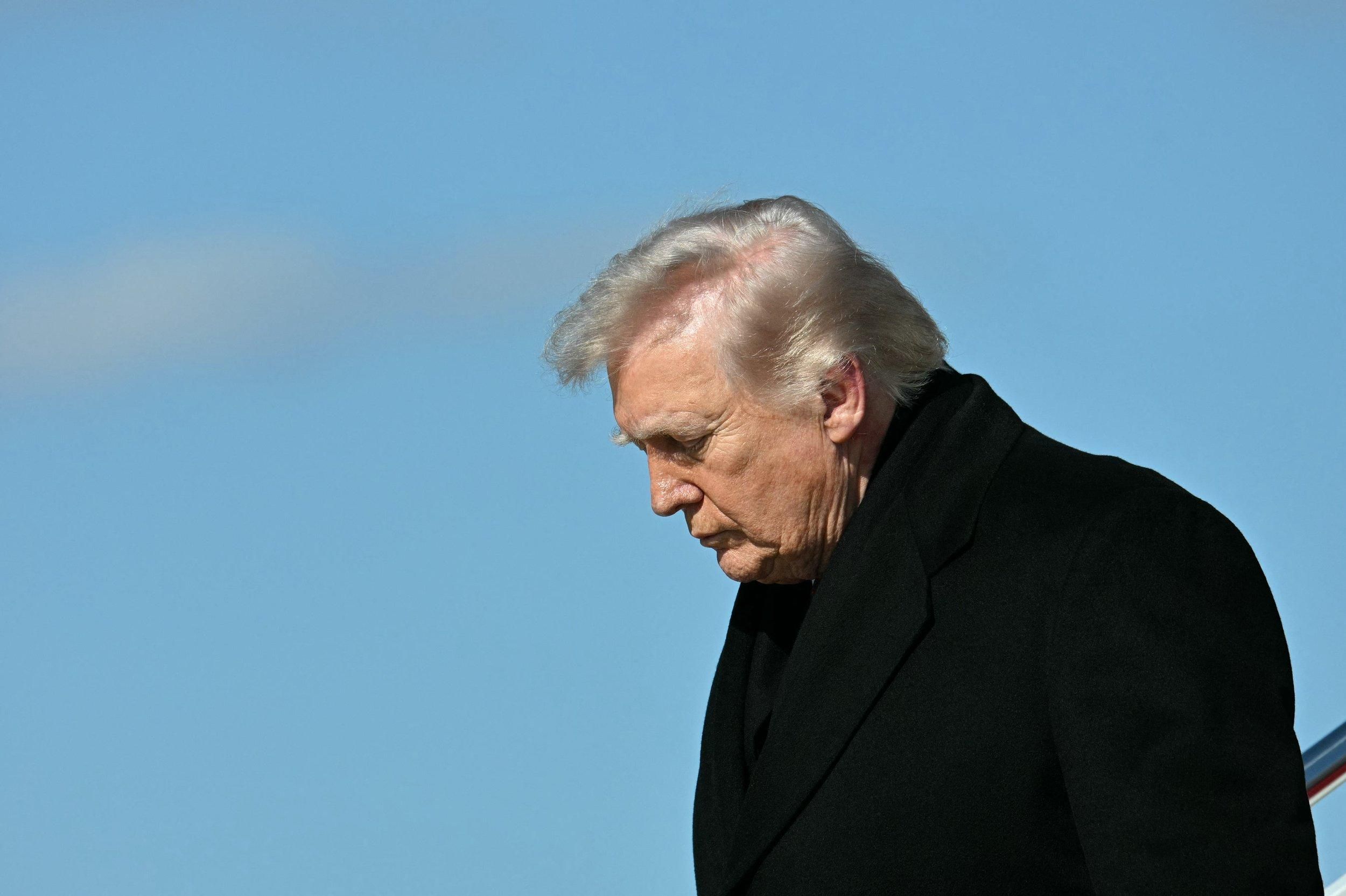 Під час заходів Трампа будять кнопкою-шокером, щоб він не заснув: у мережі обговорюють теорію