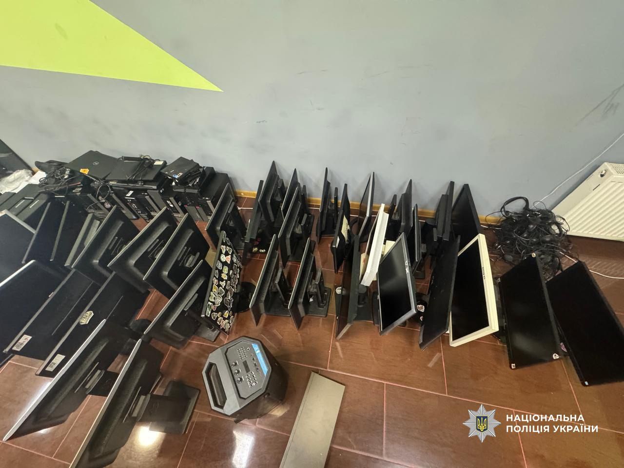 Нацполиция провела более 400 обысков и закрыла почти сотню мошеннических колл-центров