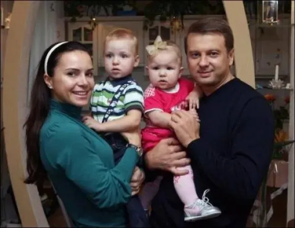 Лілія Подкопаєва з першим чоловіком і дітьми 