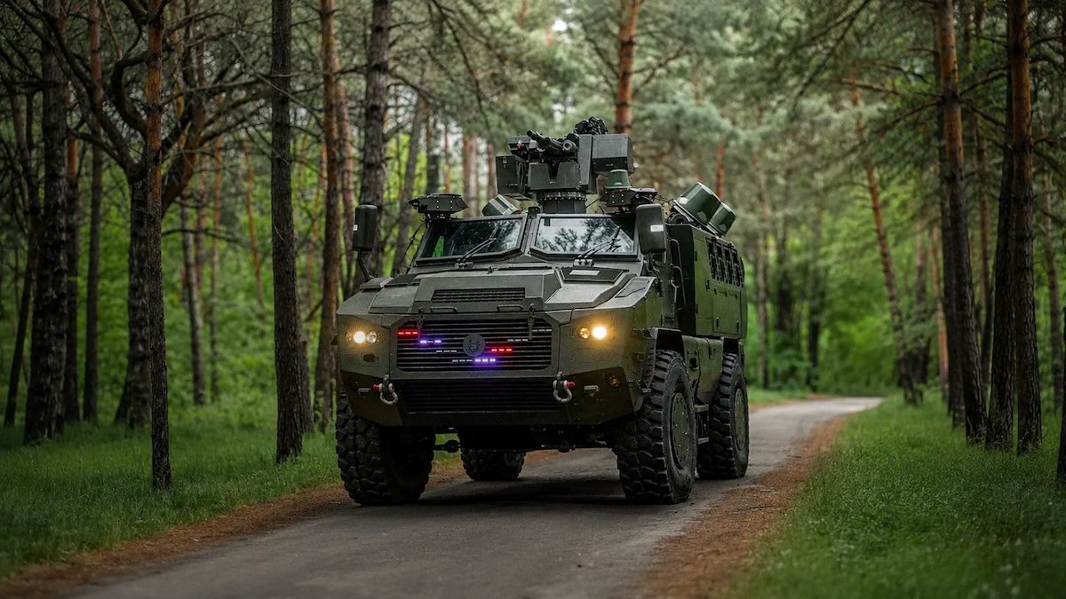 Український БТР отримав VR-окуляри та посилений захист від мін: Міноборони кодифікувало "Сову" - Military 24