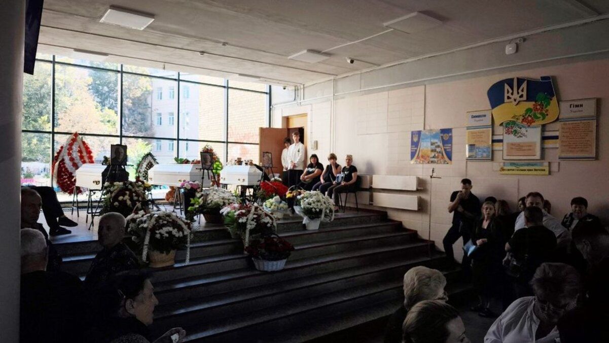 В Пуховке простились с погибшими членами семьи Кучеров В Пуховке простились с погибшими членами семьи Кучеров
