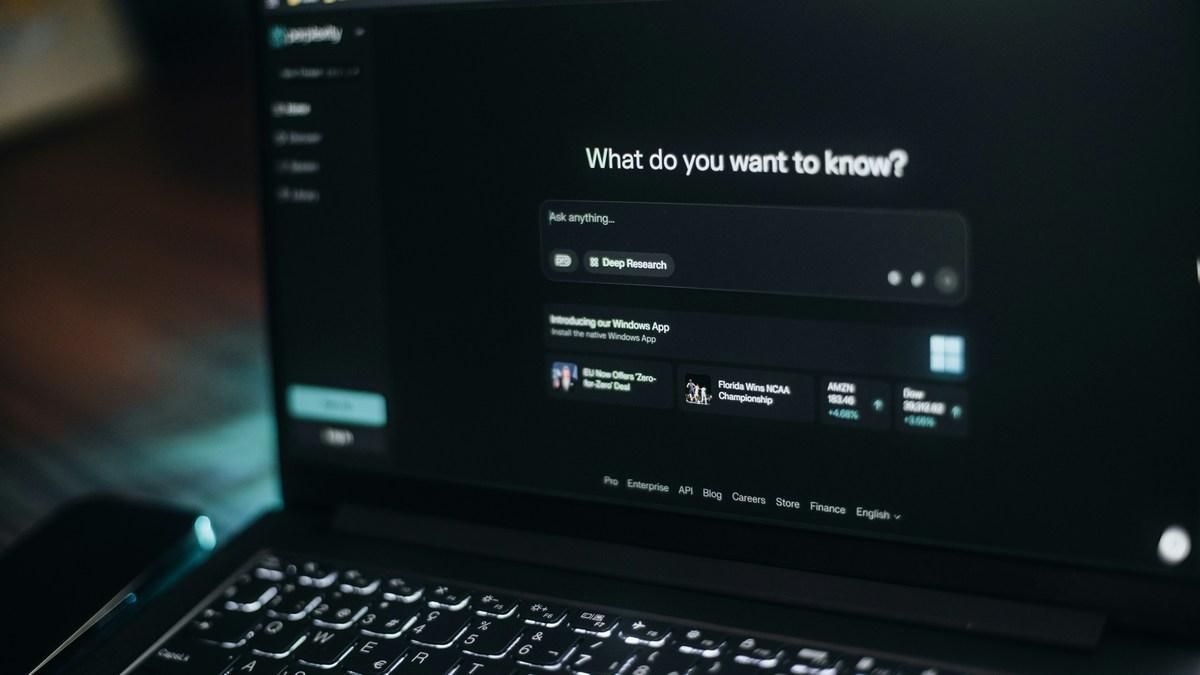 Люди досі зливають особисту інформацію штучному інтелекту: ось чим ділитися не варто