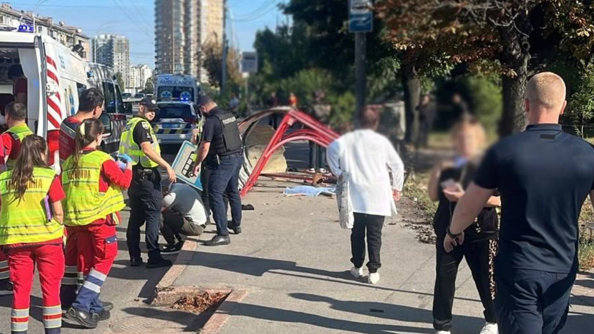 У Києві автівка влетіла у зупинку з людьми: є загиблі та постраждалі