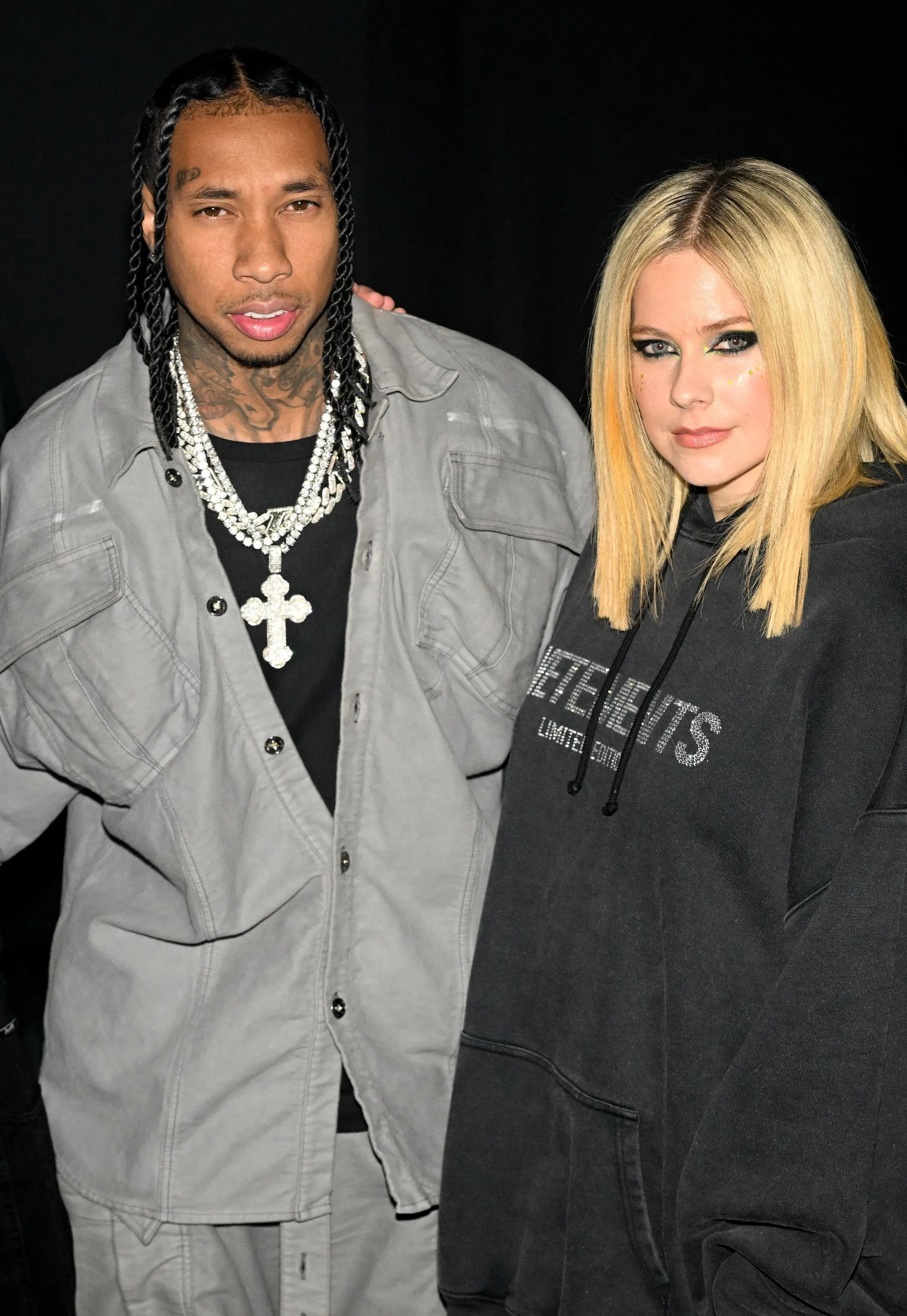 Аврил Лавин и Tyga в 2023 году 
