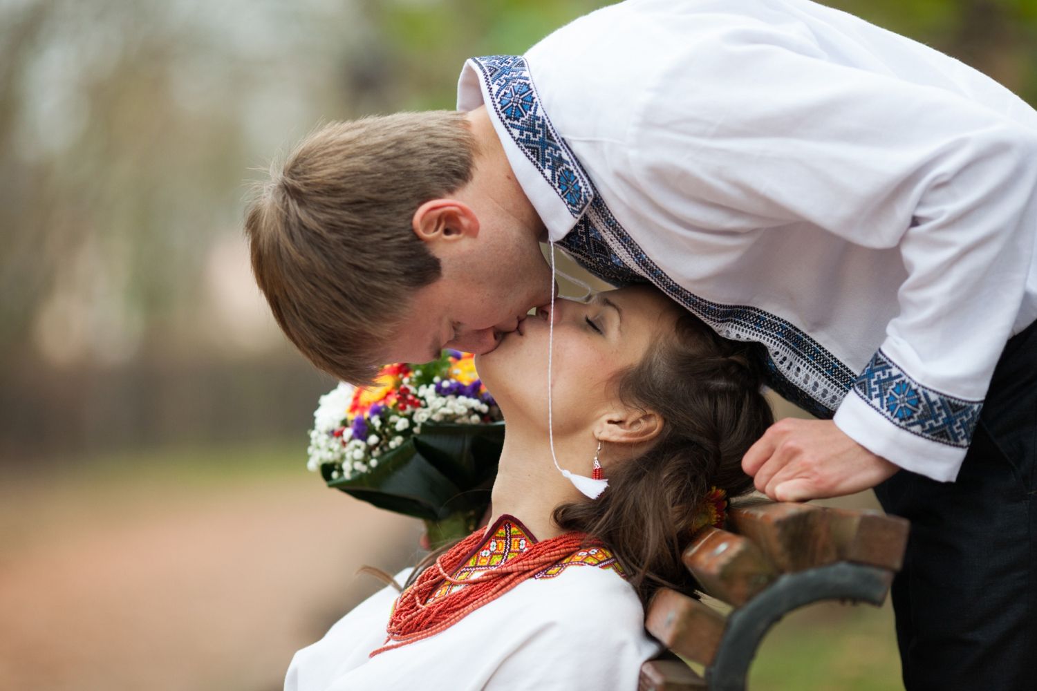 Молодята цілуються на весіллі Молодята цілуються на весіллі