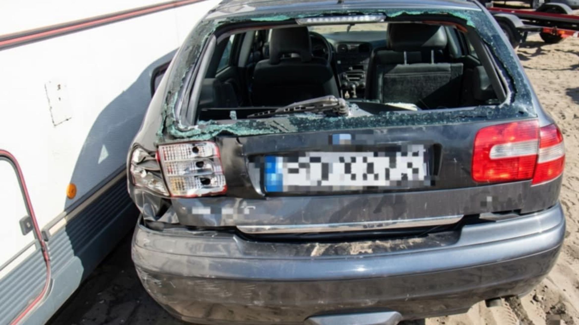 В Польше пьяный водитель-украинец повредил 10 машин и врезался в палатку на пляже