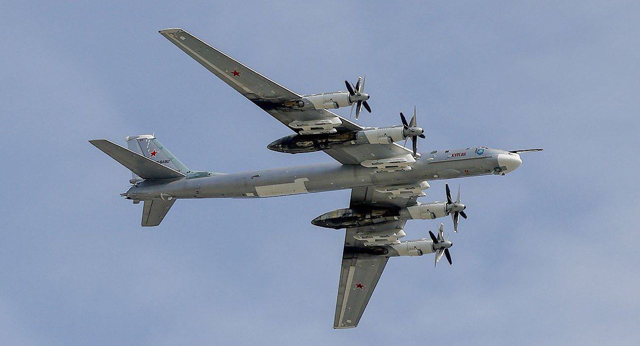 Ночью возможен ракетный обстрел: наблюдатели сообщают об активности вражеской авиации