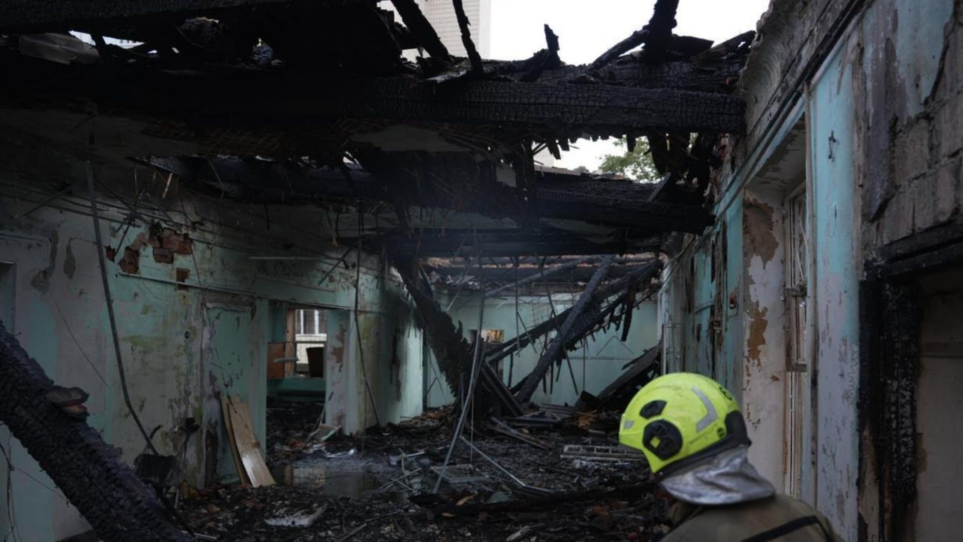 У Борисполі горять склади після російського удару У Борисполі горять склади після російського удару