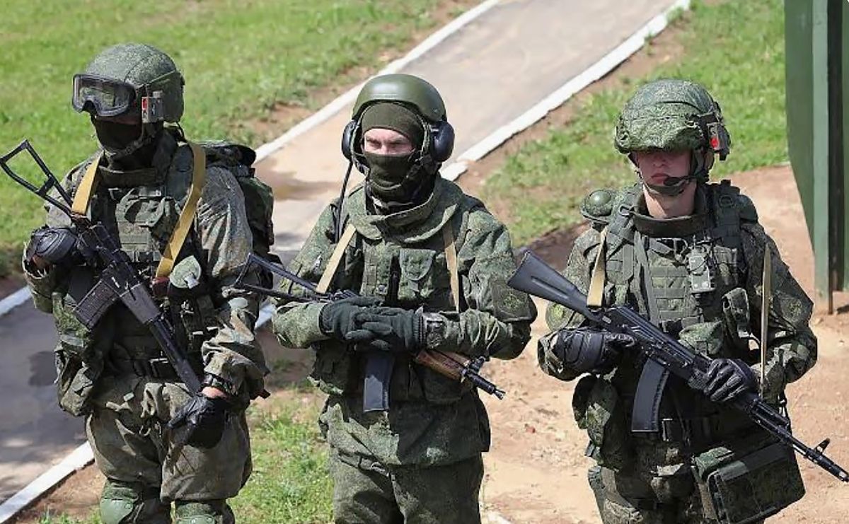 Российские бойцы с оружием в руках Российские бойцы с оружием в руках
