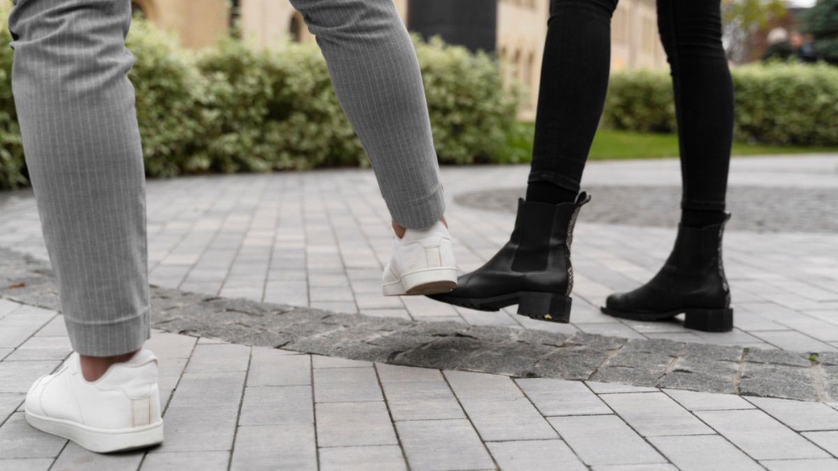 Чи можна наступати на ногу іншої людини